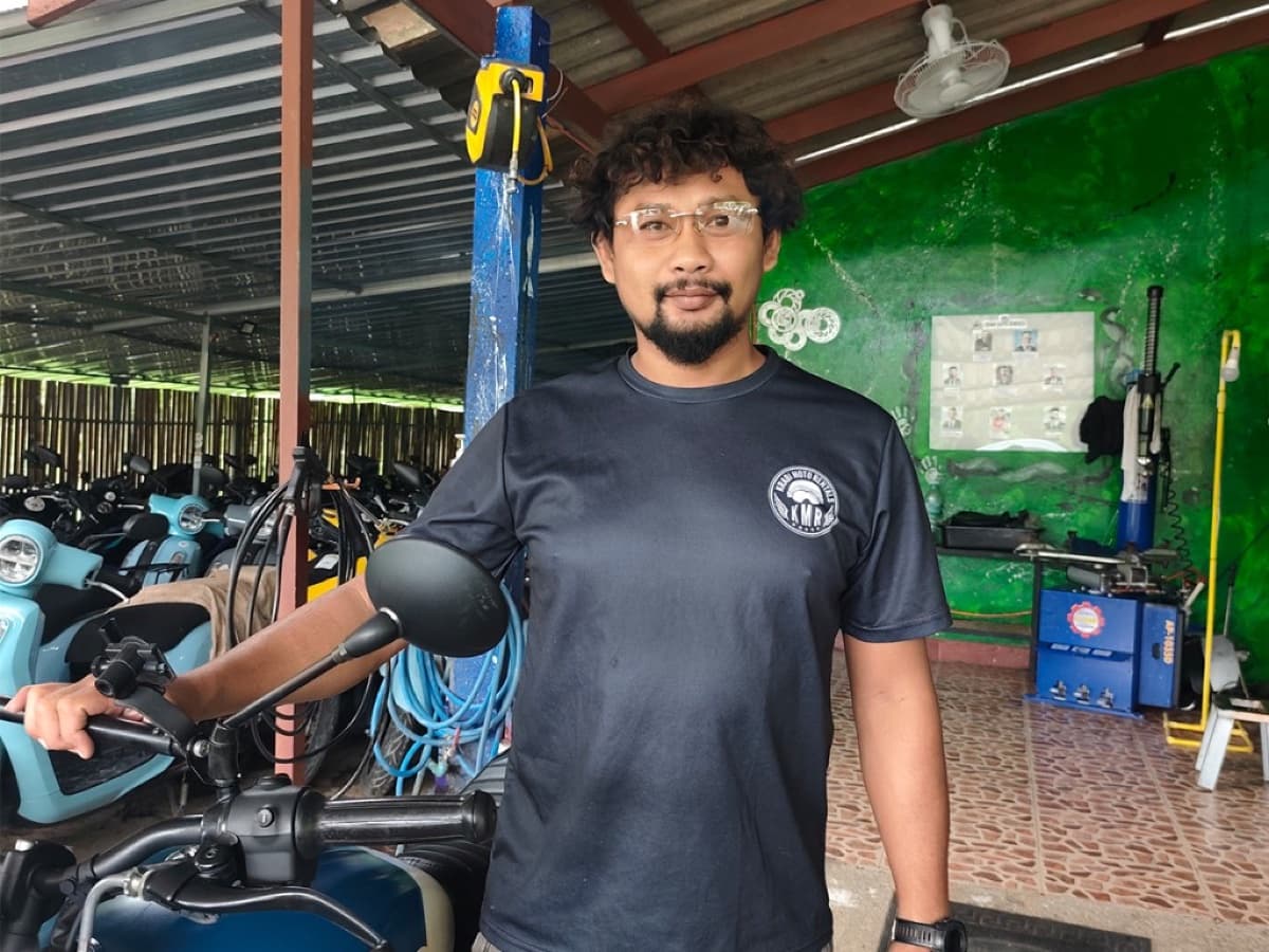 Khun Muk, repair technician at Krabi Moto Rentals