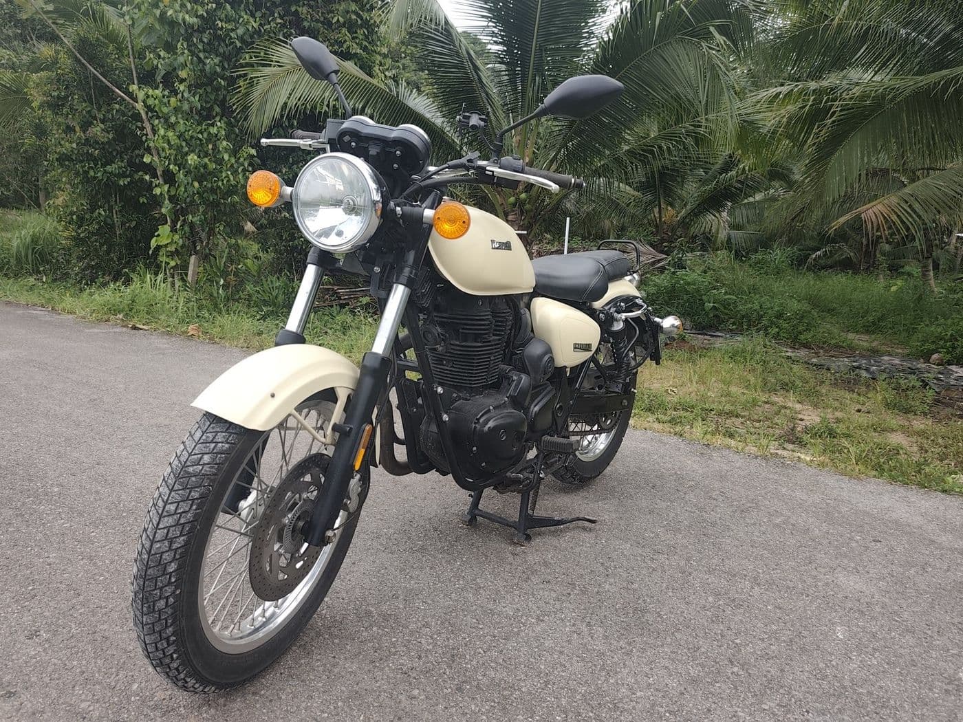 Benelli Imperiale 400 classic motorcycle for relaxed Krabi touring